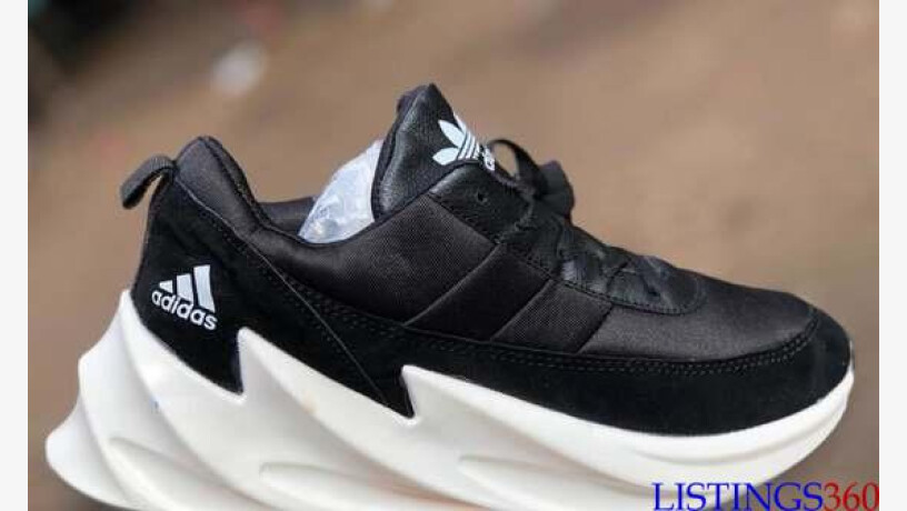 chaussure adidas requin